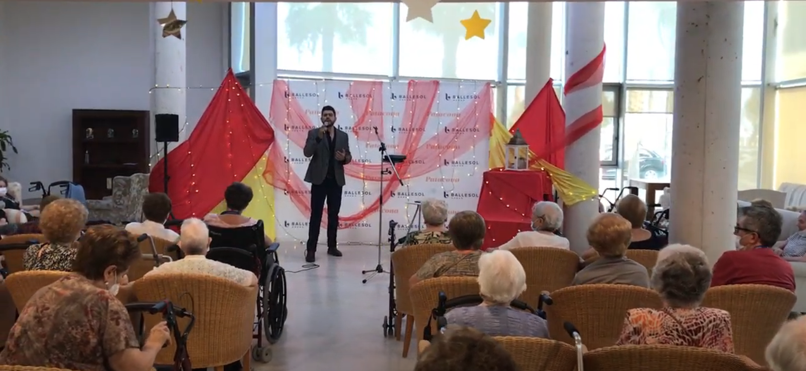 Luis Alberto cantando en directo